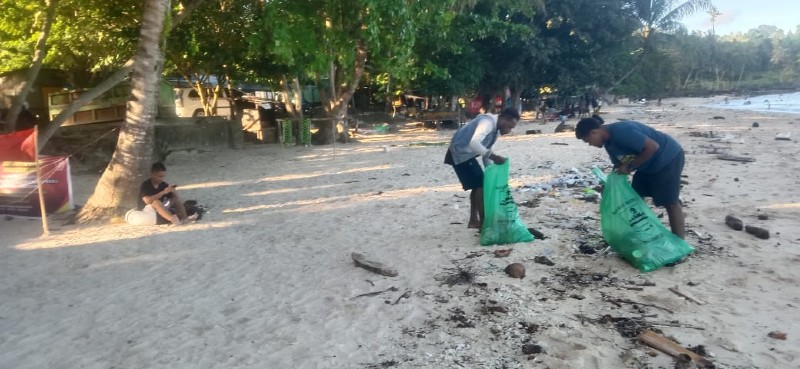 PMKRI Cabang Manokwar aksi pembersihan sampah di sepanjang Pantai Pasir Putih Manokwari, Papua Barat