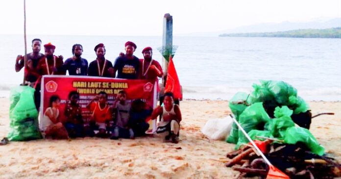 Peringati Hari Laut Sedunia, PMKRI Manokwari Adakan Aksi Bersih Pantai