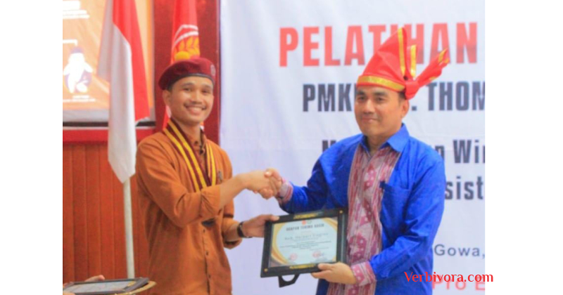 Herianto Ebong, Ketua Lembaga Kewirausahaan PP PMKRI 2022-2024, memberikan kenang-kenangan kepada Herbert Siagian, Staf ahli bidang Produktivitas dan Daya Saing Menteri Koperasi dan UKM Republik Indonesia,,  membuka secara resmi kegiatan Pelatihan Kewirausahaan PMKRI Sanctus Thomas Aquinas Tahun 2024 bertempat di aula Polres kabupaten Gowa, pada Sabtu (24/2/2024) 